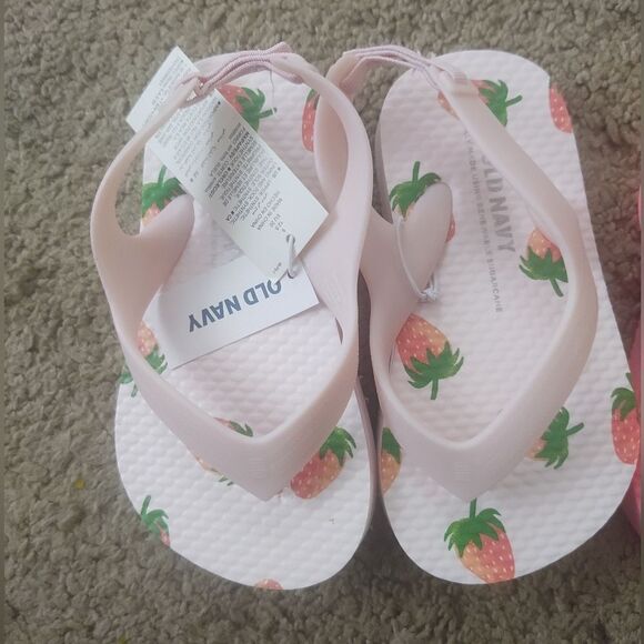 Old Navy Girls Toddlers Strawberry/Pink Flip-flop BRAND NEW WITH TAGS - Picture 2 of 4